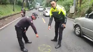 Polisi-melakukan-olah-TKP-Kecelakaan-lalu-li.jpg