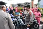 membagikan-takjil-kepada-masyarakat-di-depan-Mapolres.jpg