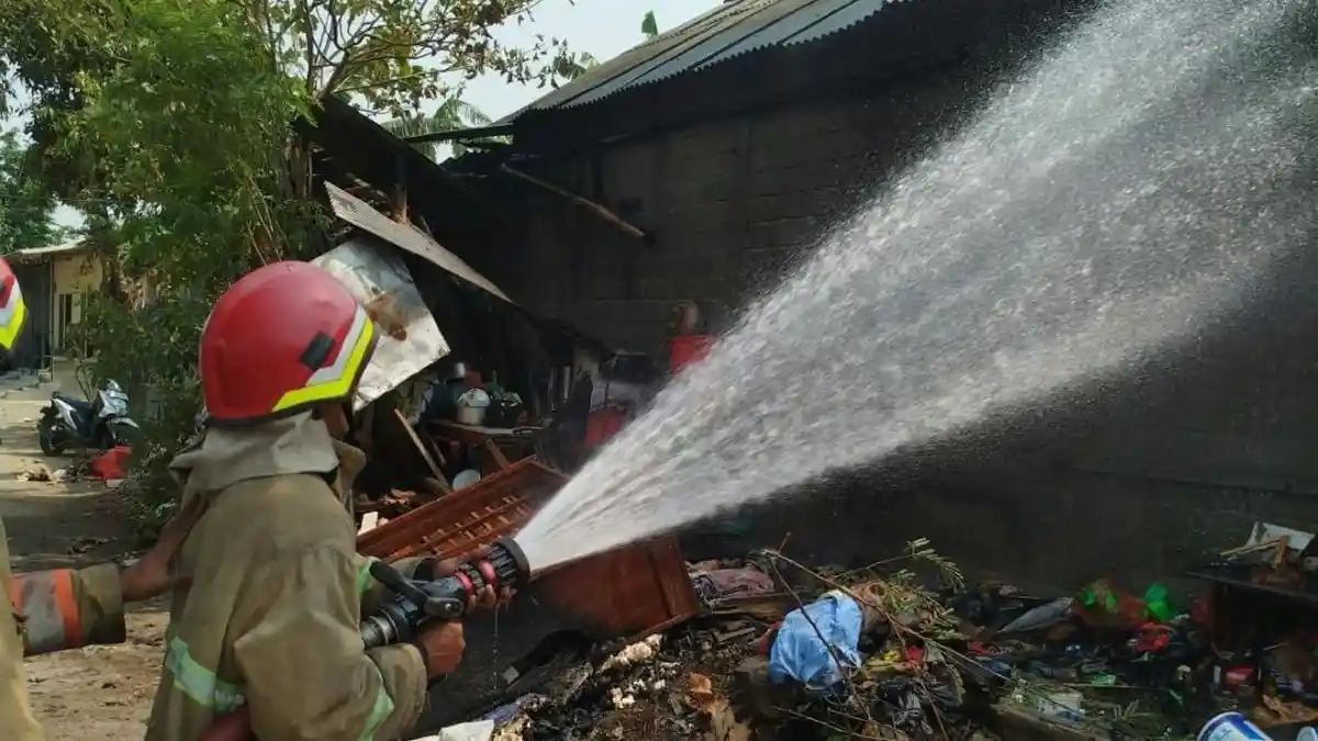 Kebakaran Hebat Rumah di Jongbiru Gampengrejo Kediri, Akibat Korsleting Listrik Rugi Rp 15 Juta