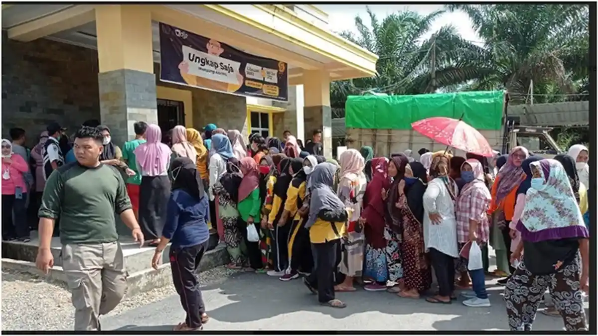 Ibu-ibu di Rupit Muratara Rela Antre Panas-panasan Demi Minyak Goreng ...