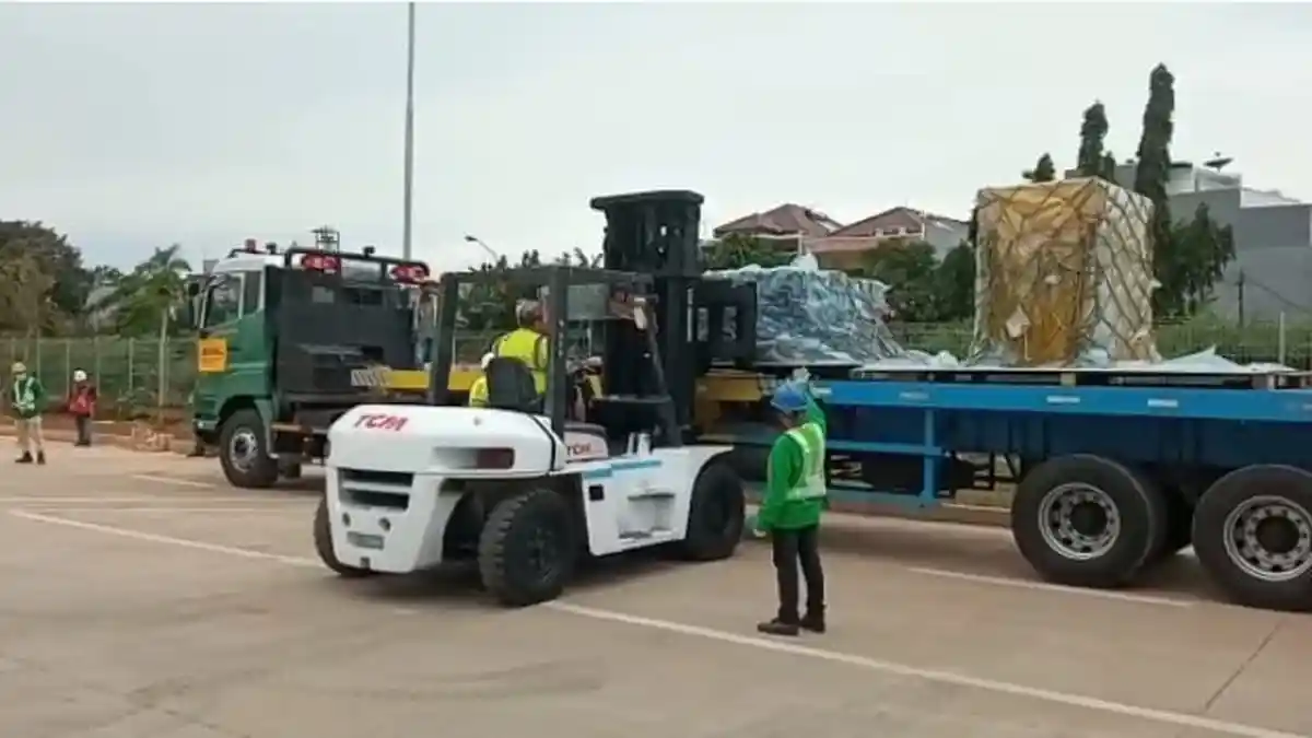 Mobil Balap Formula E dan Perlengkapannya Telah Tiba JIS Secara Bertahap 