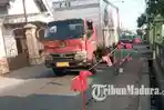 Mobil-angkutan-barang-di-Jalan-Desa-Mojoarum-Tulungagung-Jembatan-Gondang-1-ditutup.jpg