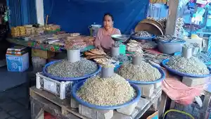 Seorang-Pedagang-Safriyani-di-Pasar-Lam.jpg