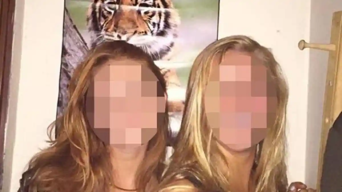 Dua Wanita Ini Selfie dengan Latar Belakang Alat Bantu Seks