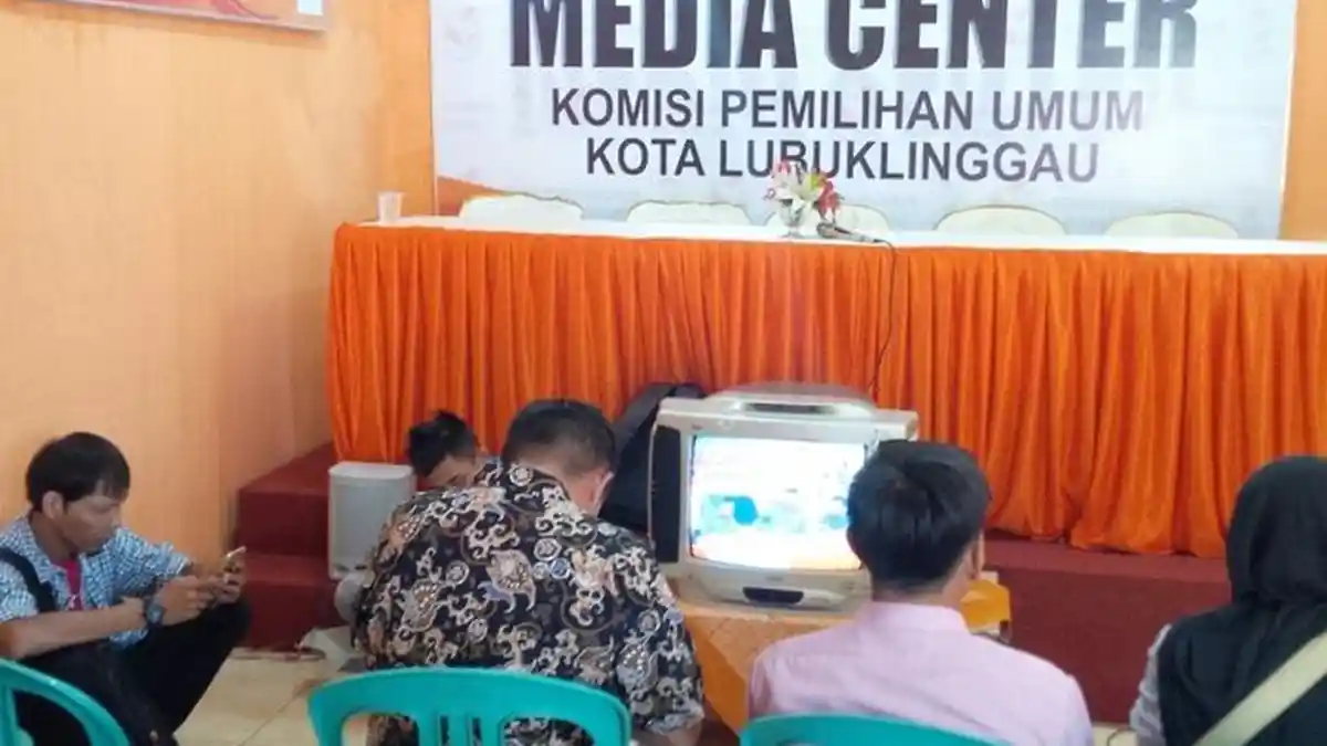 Wartawan Liput Pendaftaran Pilwako Lubuklinggau dari Ruang Media Centre KPU