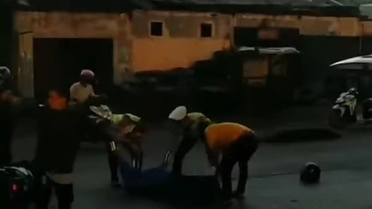 Seorang Pengendara Motor Tewas Terlindas Truk Trailer di Jalan Cakung Cilincing Pagi ini