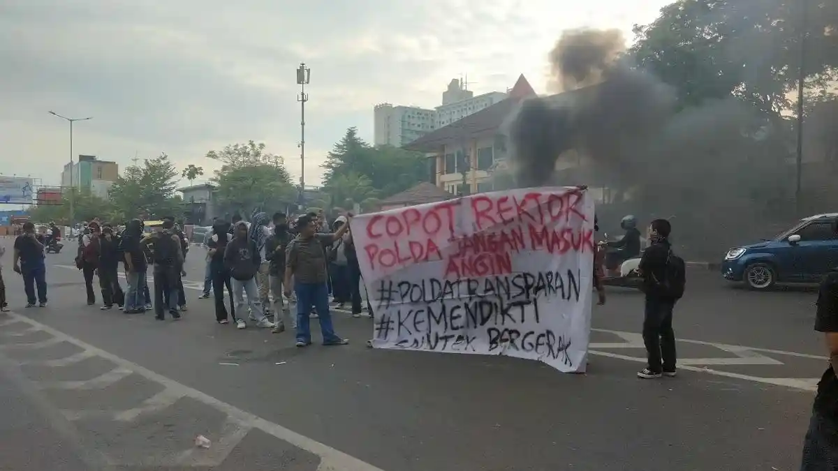 Demo Mahasiswa UNM Desak Rektor Prof Karta Dipecat, Kendaraan Jl AP Pettarani Padat