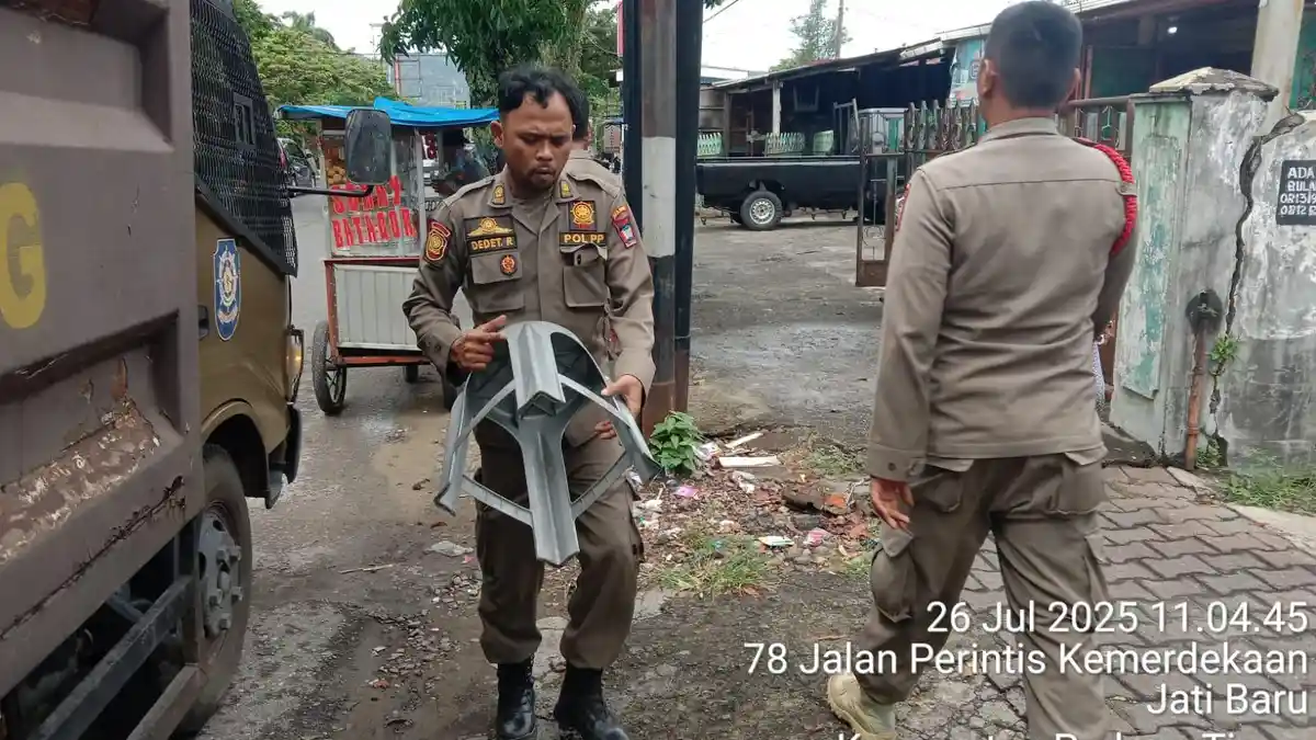 Satpol PP Padang Tertibkan Kedai Kopi Jalanan yang Kuasai Trotoar dan ...