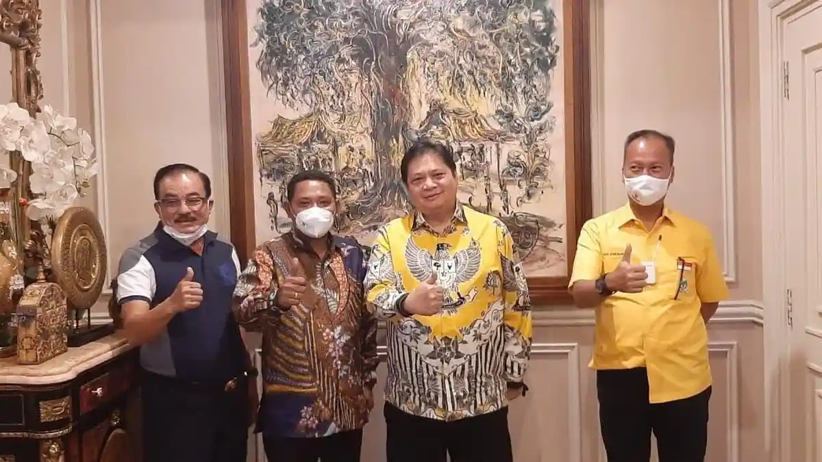 Robert Kardinal Salut dengan Luhut dan Airlangga, Keduanya Bekerja Pakai Hati