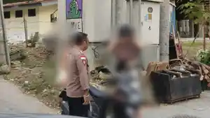 Anggota-polisi-di-Manggarai-Barat-sedang-menjalankan-patroli-rutin.jpg