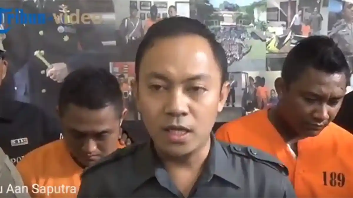 VIDEO: Pria Bertato Lakukan Penusukan dan Merampas HP Korban, Kini Ditangkap