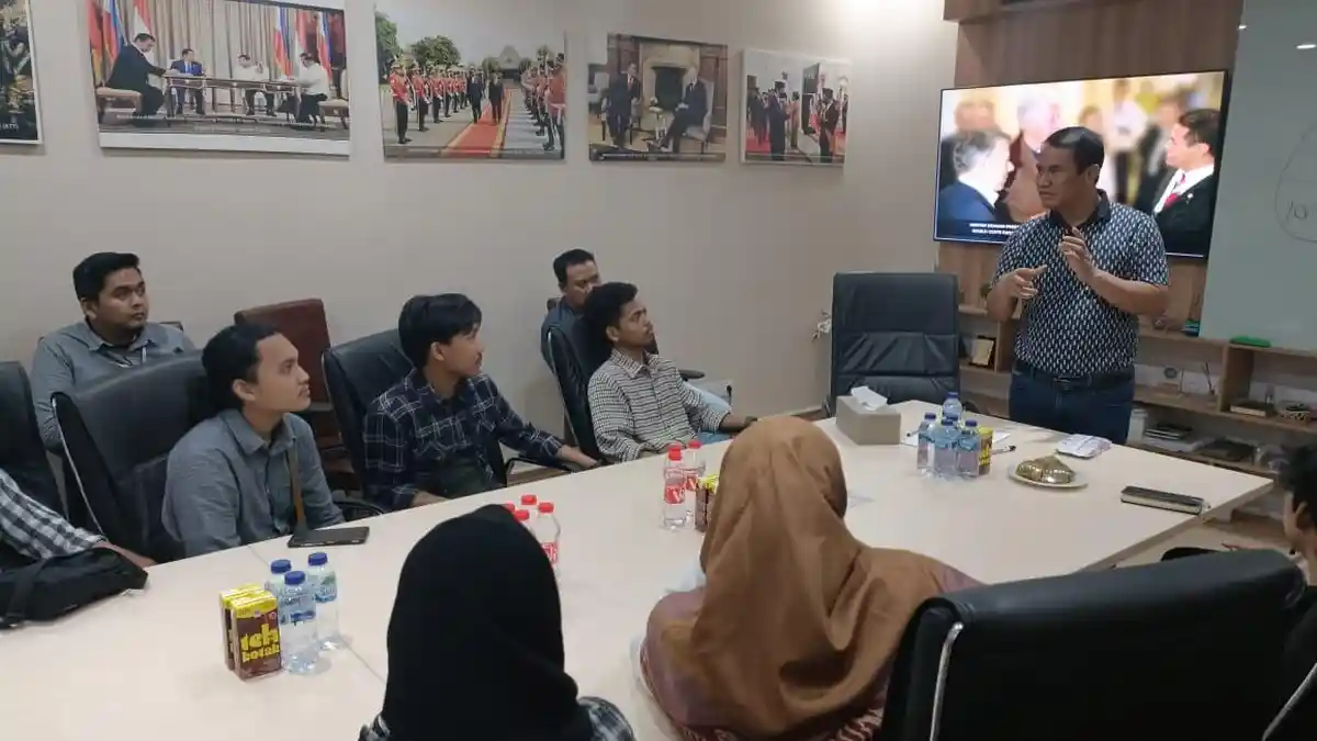 Amran Sulaiman Makan Siang Bareng Mahasiswa Unhas, Ajak Magang di Perusahaan Tiran Group