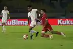 Aksi-Alwi-Slamat-pada-laga-Persis-Solo-vs-Malut-United-diputaran-pertama-Super-League.jpg