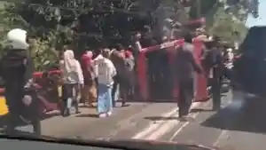 Kecelakaan-beruntun-Bondowoso-elf.jpg