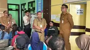 Bupati-Klaten-Hamenang-Wajar-Ismoyo-meninjau-ruang-tunggu-Puskesmas-Kebonarum.jpg