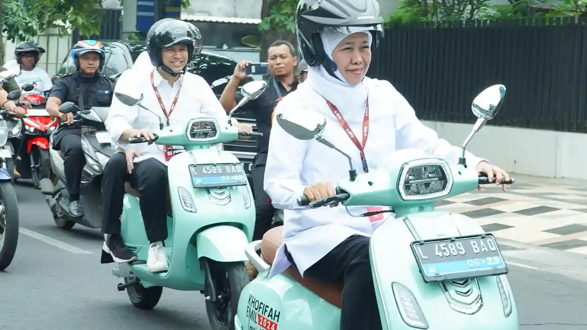 Khofifah-Emil Kompak Naik Motor Listrik ke KPU, Suarakan Keberpihakkan Pada Lingkungan