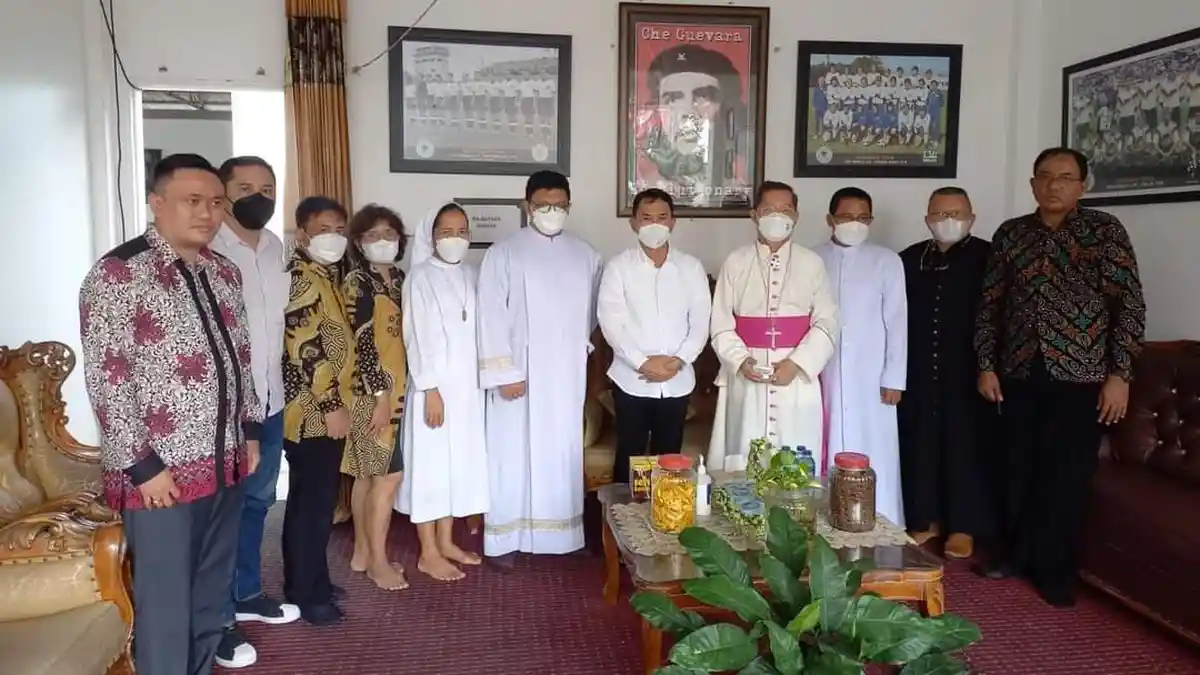 Kunjungan Lebaran, Uskup Manado Temui Gubernur Sulteng dan Bupati Sigi - uskup-manado-mgr-benedictus-estephanus-rolly-untu.jpg