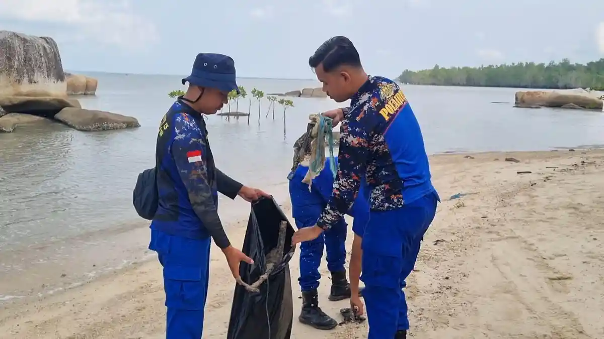 Polres Bangka Selatan Gotong Royong Bersihkan Pantai