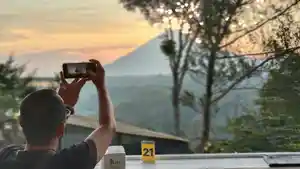 ABADIKAN-SUNSET-Pengunjung-yang-sedang-berwisata.jpg