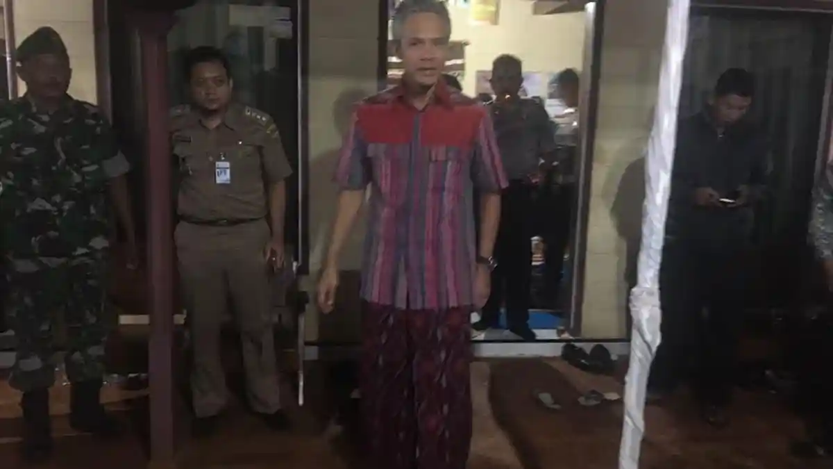 Pakai Kemeja dan Sarung, Ganjar Menginap di Rumah Kepala Desa Kluwih