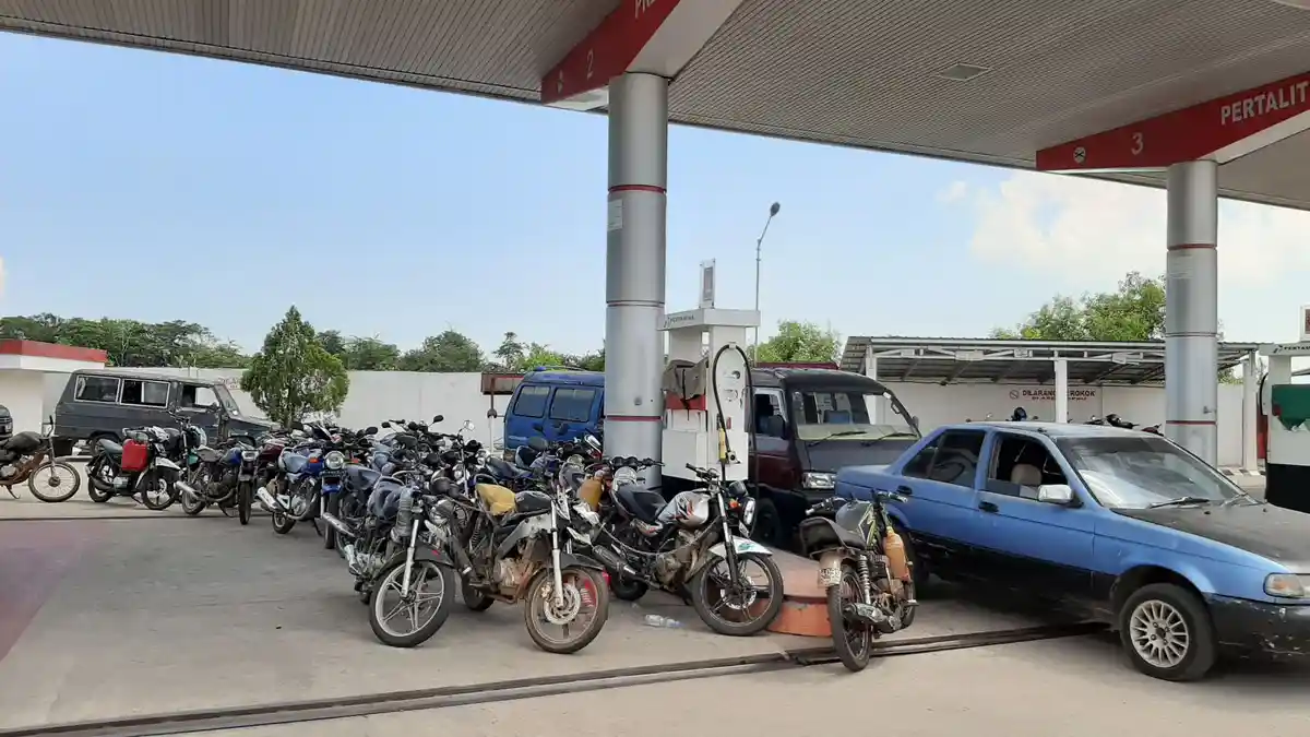 Antrean Panjang SPBU Berok, 4 Jam 8 Ribu Liter Premiun Ludes