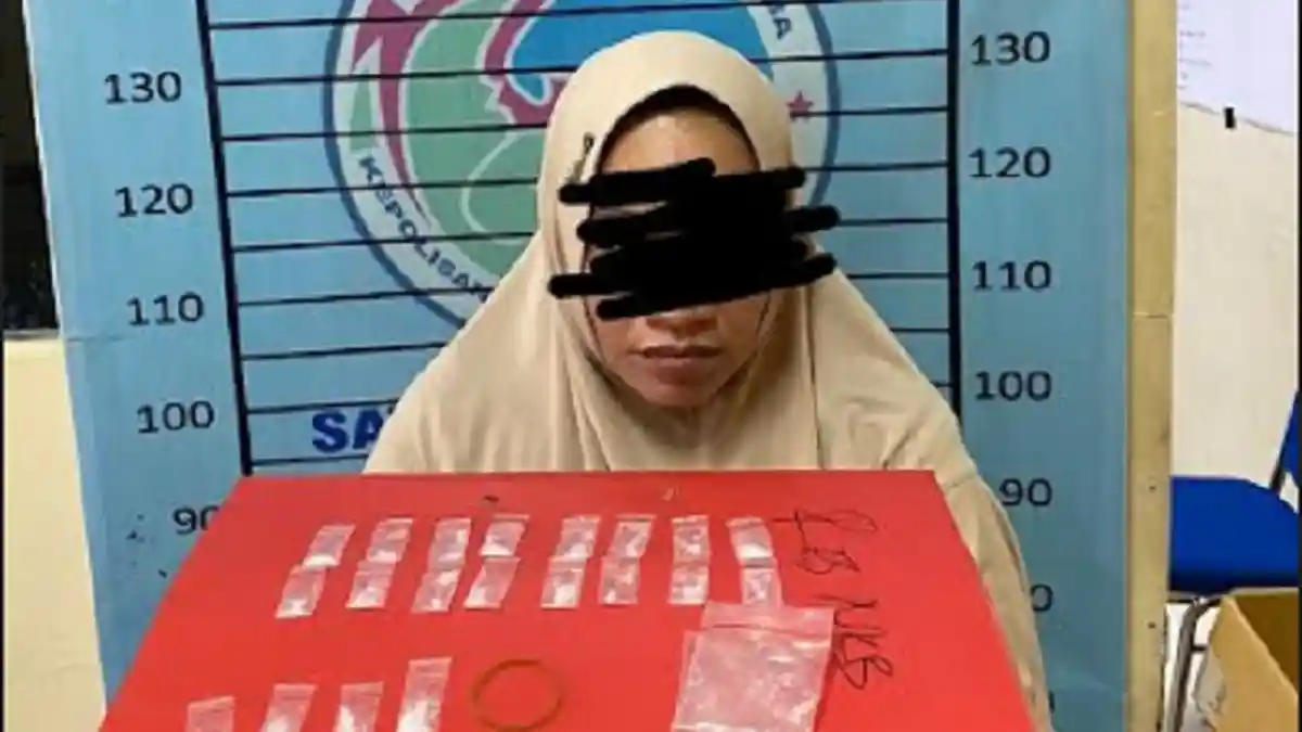 Seorang IRT Ditangkap di Rumahnya, 20 Paket Sabu Diserahkan ke Polisi
