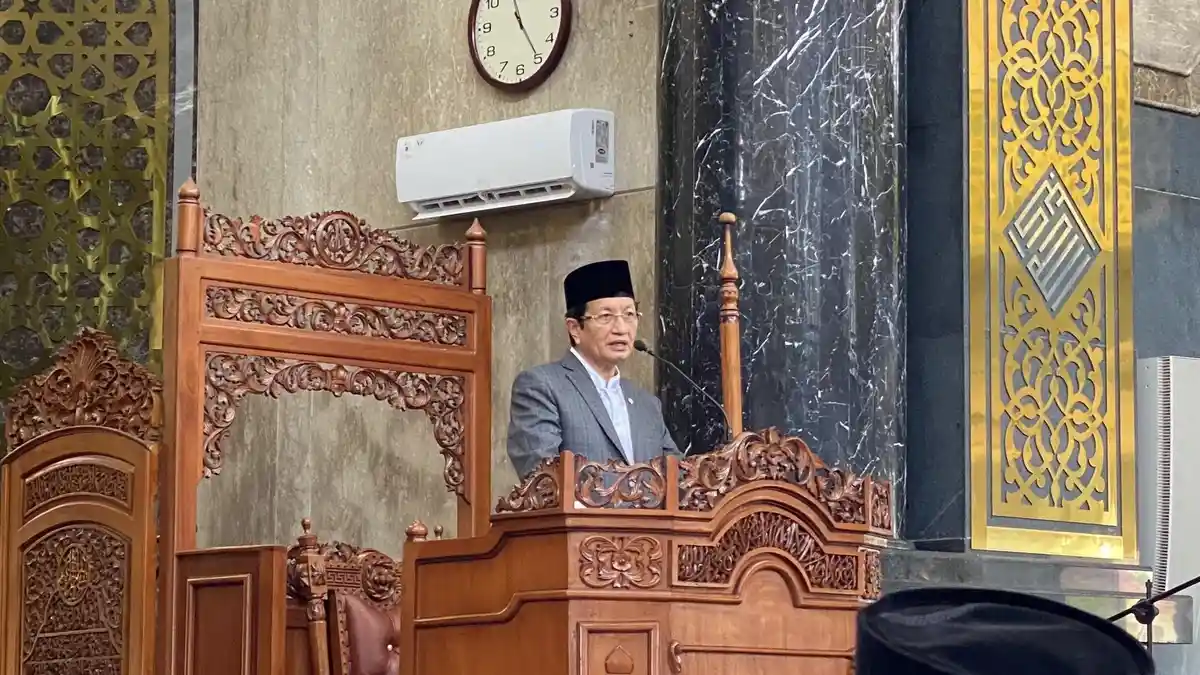 Momen Menteri Agama Nasaruddin Umar Isi Khutbah Jumat di Masjid Raya Darussalam, Ini Pesannya