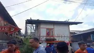 Kebakaran-di-SU-I-Palembang-Hanguskan-1-Rumah-di-Kawasan-Padat-Penduduk-Diduga-Korsleting-Listrik.jpg