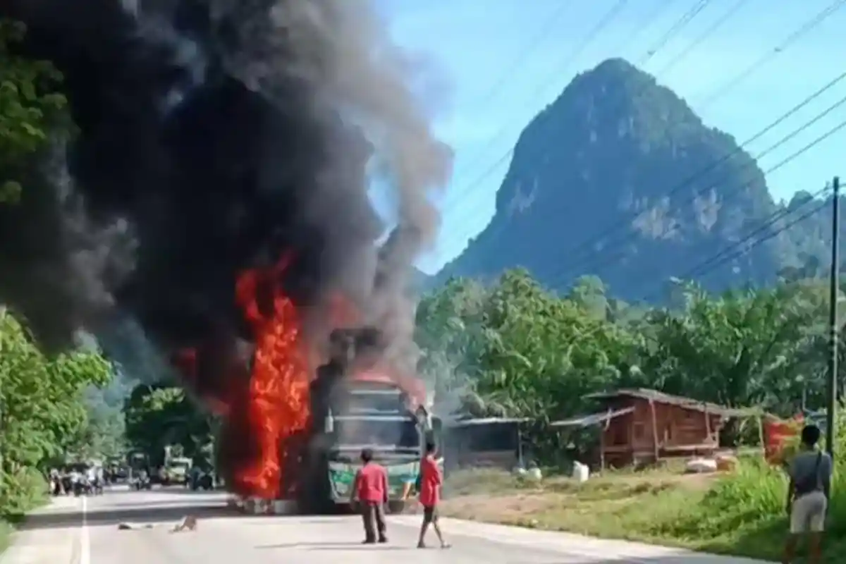 Asap Hitam Membumbung dari Bus Antar Provinsi yang Terbakar di Jalan Lintas Sumatera Sijunjung