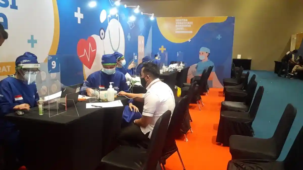 Vaksinasi Covid-19 untuk Kelompok Lansia dan Lainnya di Eldorado Convetion Center Bandung