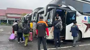 Peserta-mudik-gratis-balik-gratis-mulai-menaiki-bus-di-Terminal-Mendolo-Wonosobo.jpg