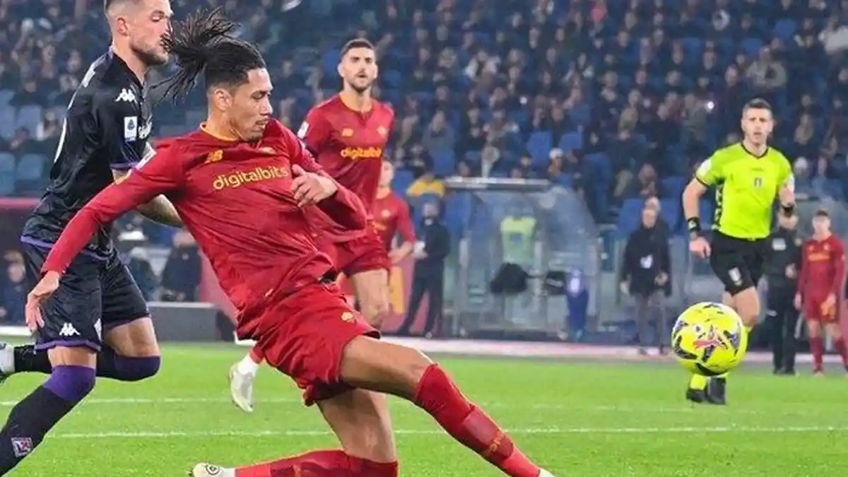 Chris Smalling Alami Cedera Kronis, Bek Andalan Roma Bakal Absen Panjang
