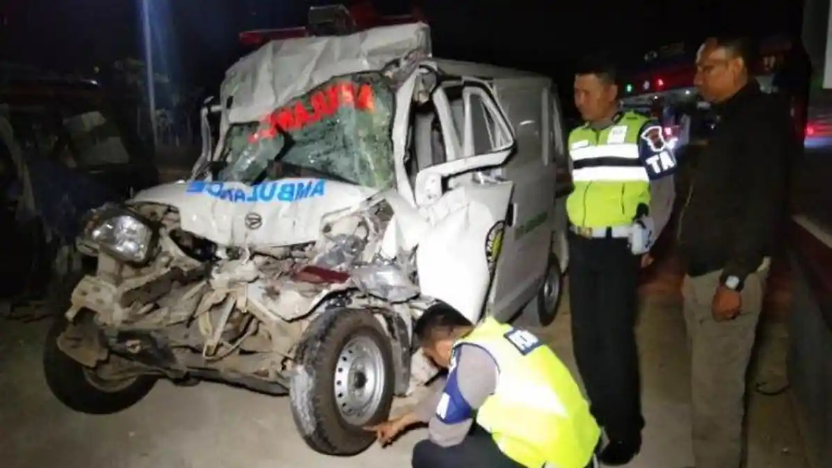 Kecelakaan Ambulans dengan Truk di Ruas Tol Pejagan-Pemalang, Diduga Supir Mengantuk 
