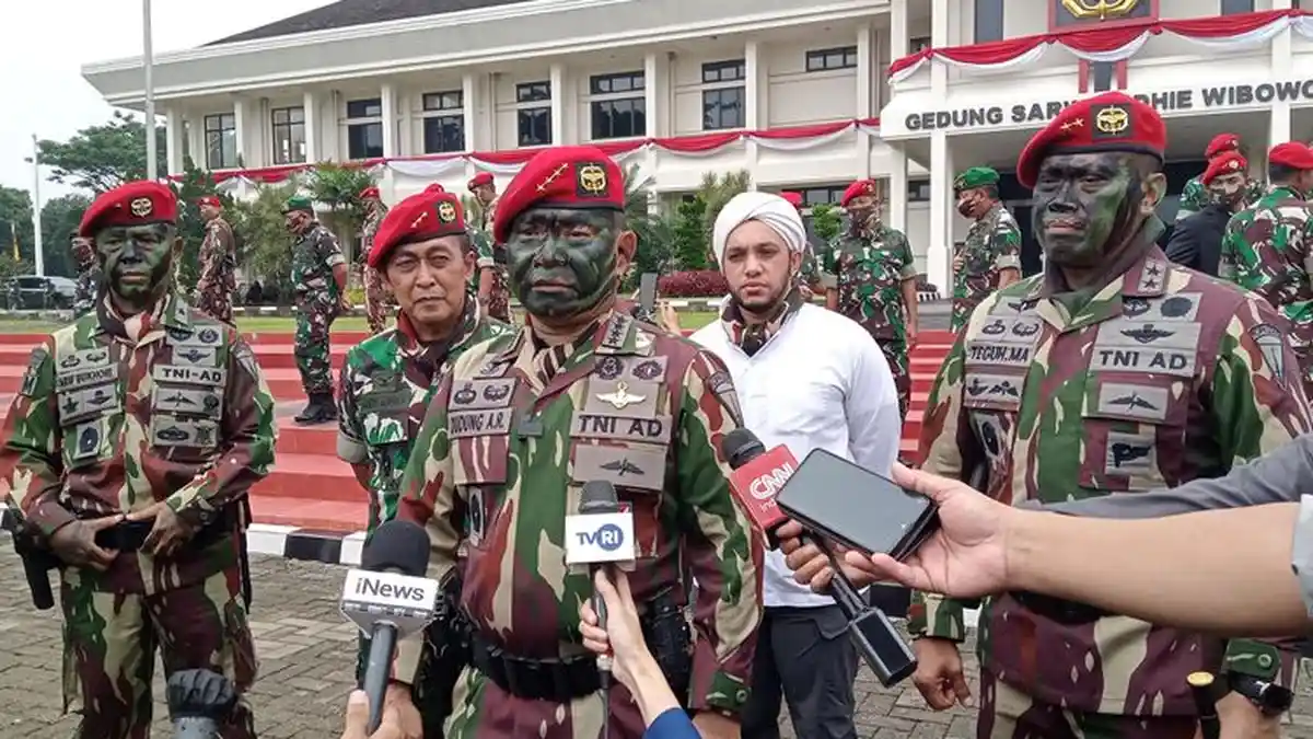 Siapa Sosok Misterius Pakai Sorban di Belakang Jenderal Dudung Abdurachman Saat Acara Kopassus