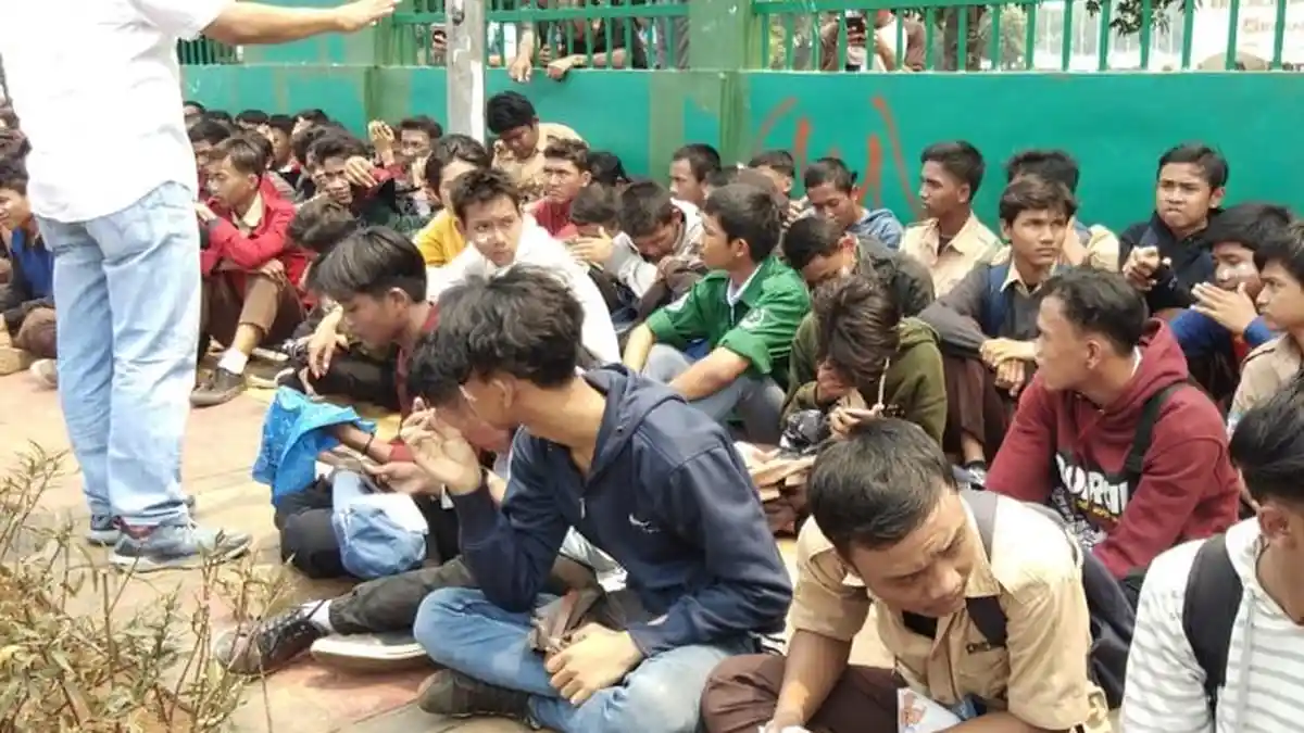 Detik-detik Pelajar Serang Polisi di Pinggir Jalan, Terungkap Penyebab Amarah Tersulut