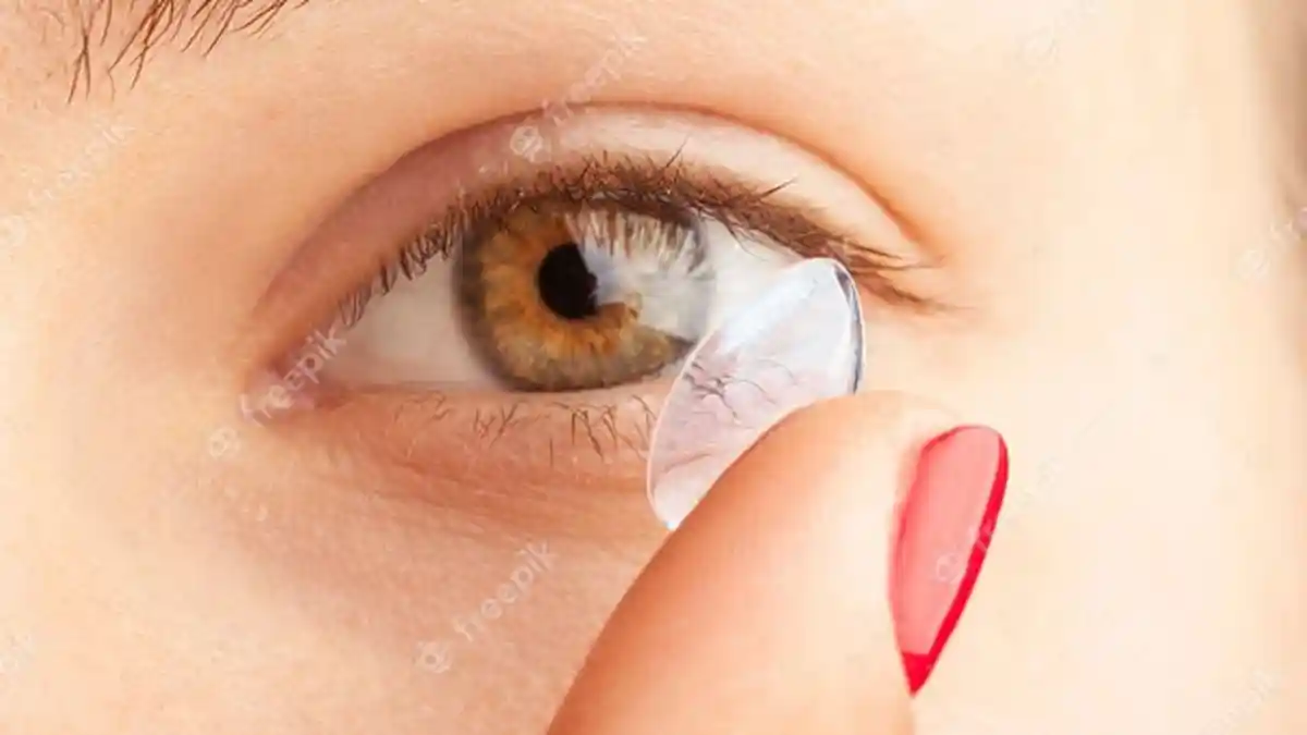 Hati-hati Pakai Softlens, Waspadai Efek Samping yang Bisa Menyerang Mata jika Keseringan Memakainya