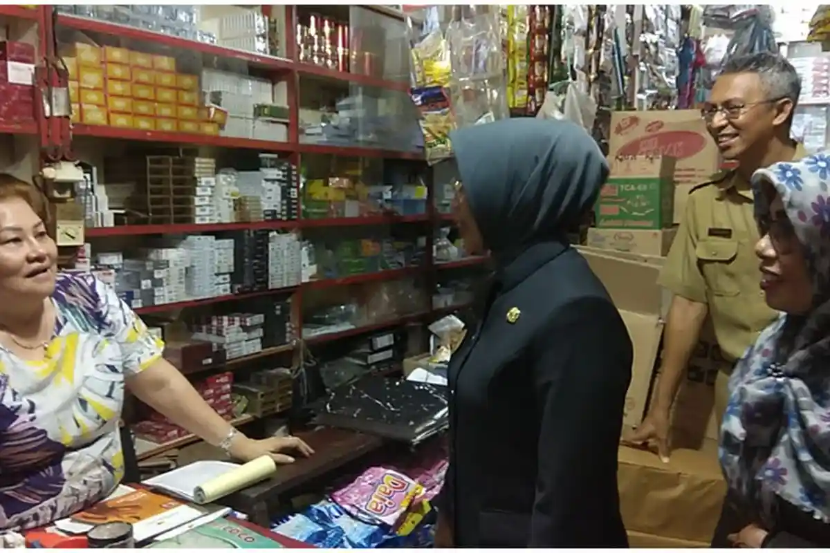 Sidak ke Pasar, Bupati Mempawah Tegur Sejumlah Pedagang yang Jual Makanan Tak Layak Konsumsi