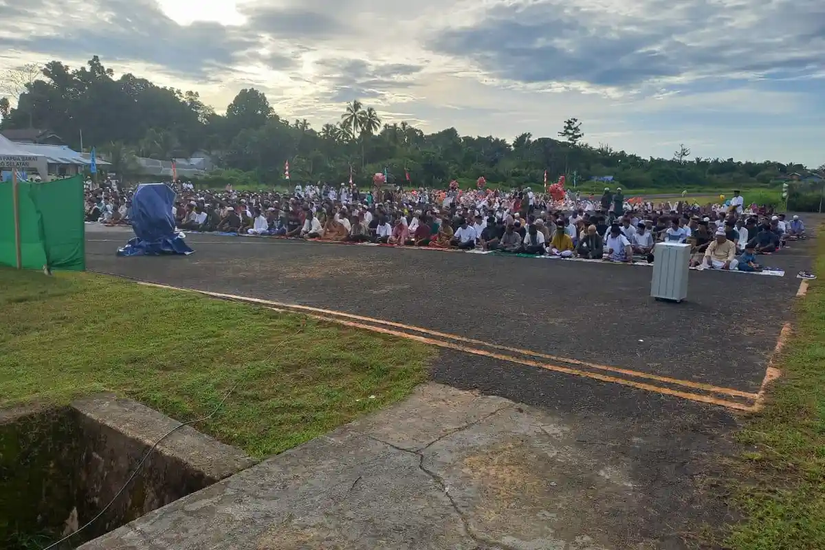 Ribuan Warga Sorong Selatan Rayakan Salat Idul Fitri 1444 Hijriyah di Bandar Udara Teminabuan 
