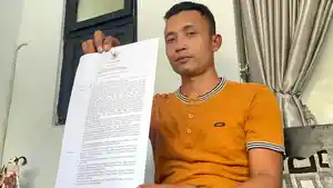 Yogi-Susilo-Guru-ASN-Jombang-yang-dipecat-saat-memegang-Surat-Keputusan.jpg