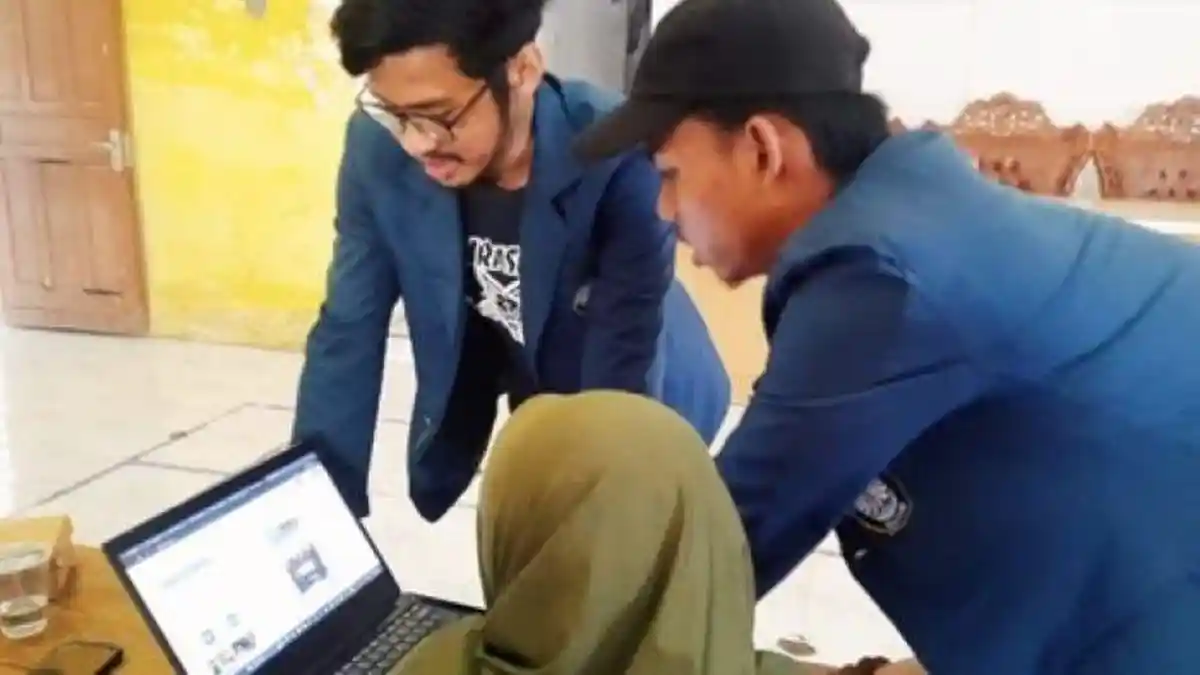 Mahasiswa KKN Tim II Undip Latih Perangkat Desa Sitanggal Brebes Melek Digital