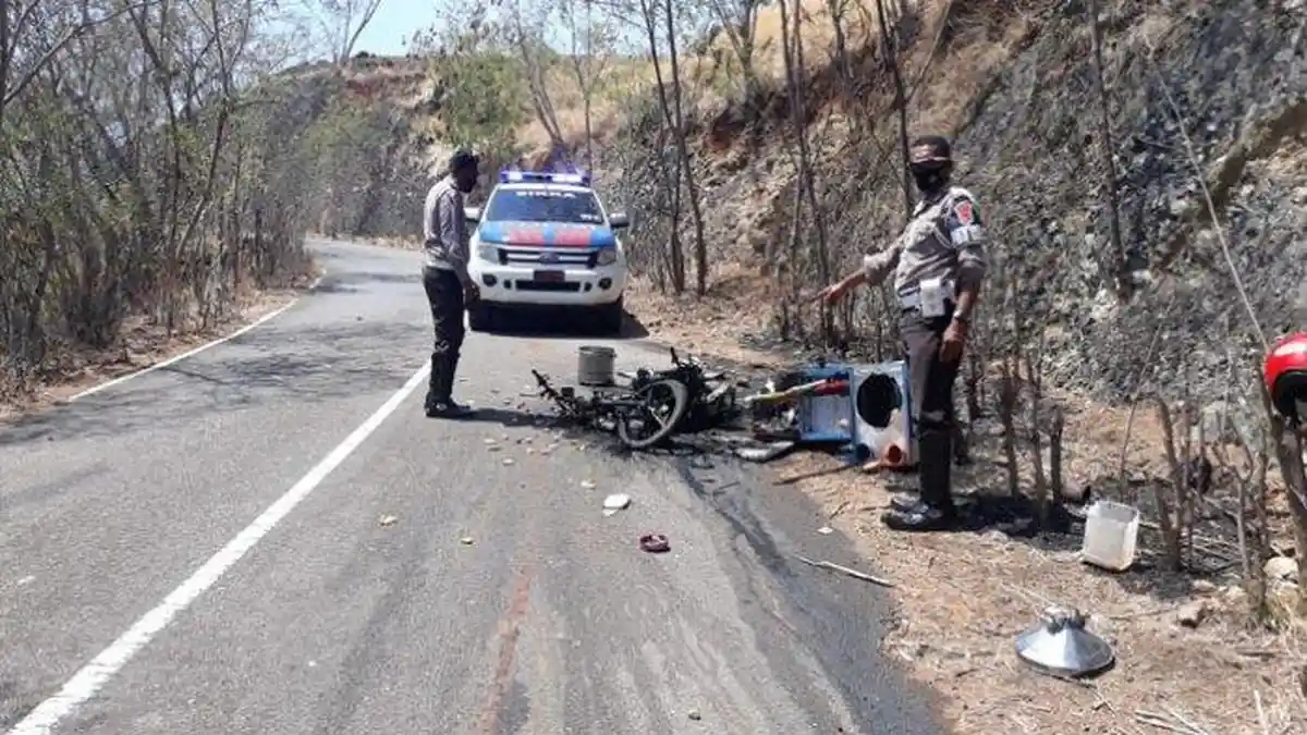 Kecelakaan Motor Penjual Bakso Hangus Terbakar, Jadi Tontonan Warga, Nasib Pengendara Beruntung