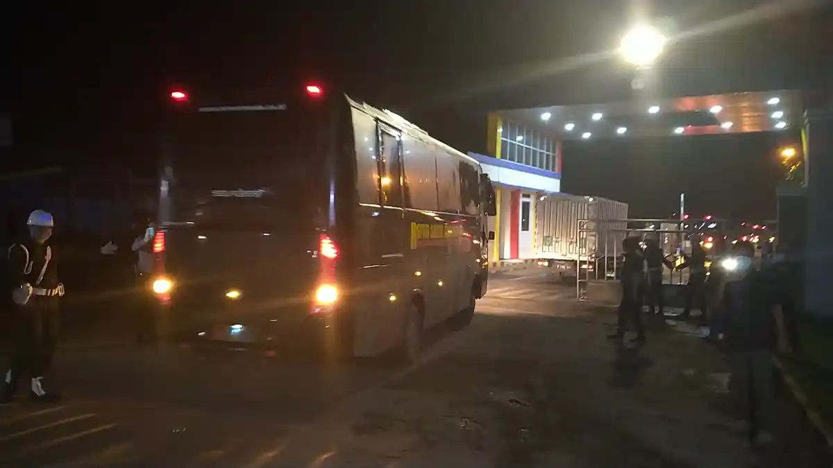 Dini Hari Tadi, 69 WNI ABK Diamond Princess Langsung Dibawa Naik ke KRI Soeharso