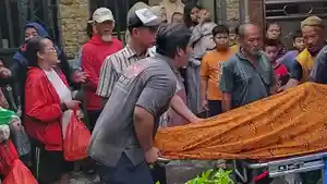 jenazah-tukang-becak-korban-tabrakan-beruntun-di-jl-basuki-rahmat-surabaya.jpg