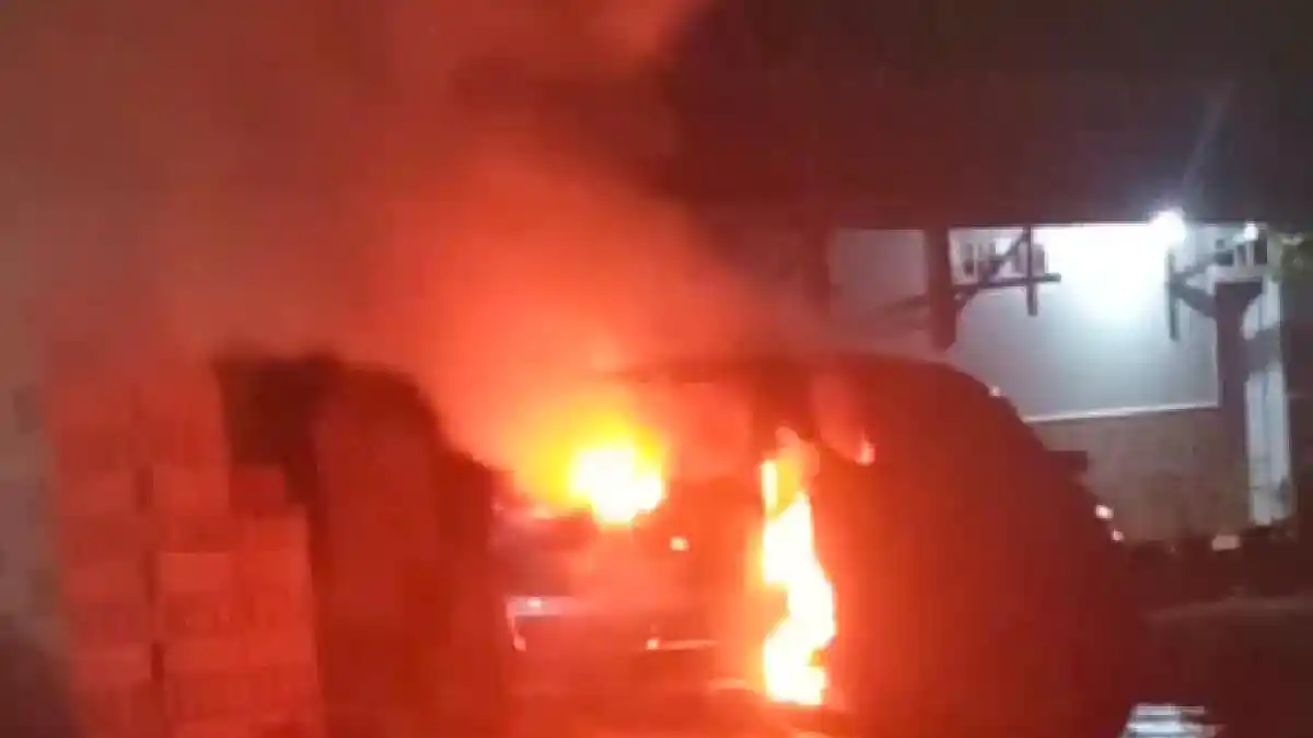 Petugas PMK Sukoharjo Kaget, Begitu Padamkan Mobil Terbakar di Jalan, Ada Jenazah Wanita di Dalamnya