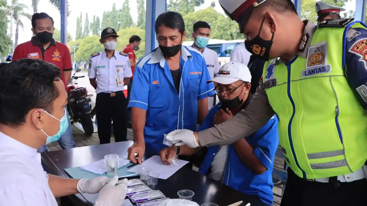 Polisi Cek Urine Kru Bus di Terminal Caruban dan Terminal Seloaji Ponorogo