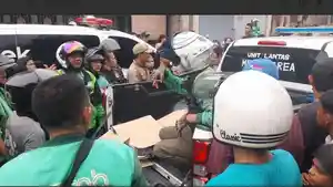 Jenazah-pengemudi-Ojol-yang-tersambar-kereta-api-di-perbatasan-Kecamatan-11.jpg