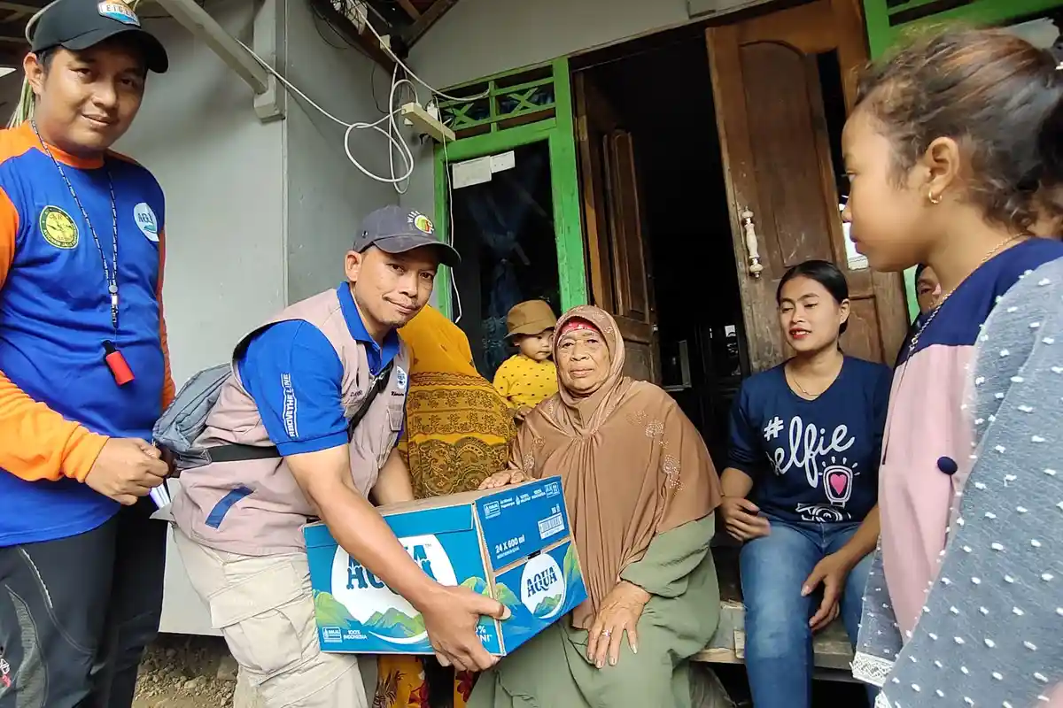 Peduli Bencana, Tim AQUA Salurkan Bantuan Untuk Pengungsi Banjir dan Longsor di Sukabumi