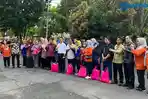 Foto-bersama-usai-penyaluran-bantuan-secara-simbolis.jpg