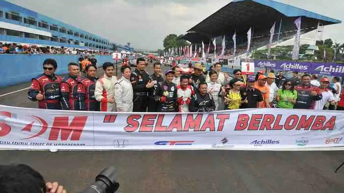 Puluhan Mobil Super Mewah 3000 CC Adu Balap di Sentul