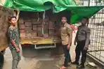 polisiamankan-satu-truk-kayu.jpg